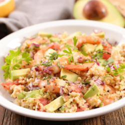 Wat eten we vandaag gezond Geroosterde Zalm met Quinoasalade en Avocado-Yoghurtsaus MediHealthGroup